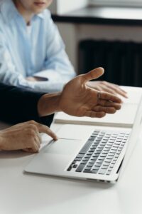 En SoftwGU, ofrecemos soluciones estratégicas para optimizar la tecnología de su empresa, asegurando una infraestructura eficiente y alineada con sus objetivos de negocio.